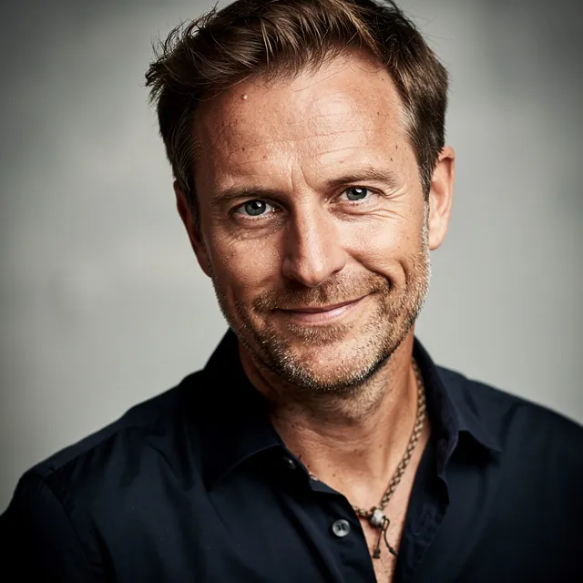 portrait de Luc Bernard en gros plan avec expression souriante