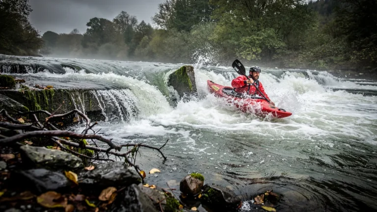 Photo réaliste d’une sortie kayak ratée en aval de Vernon avec seuils dangereux non repérés